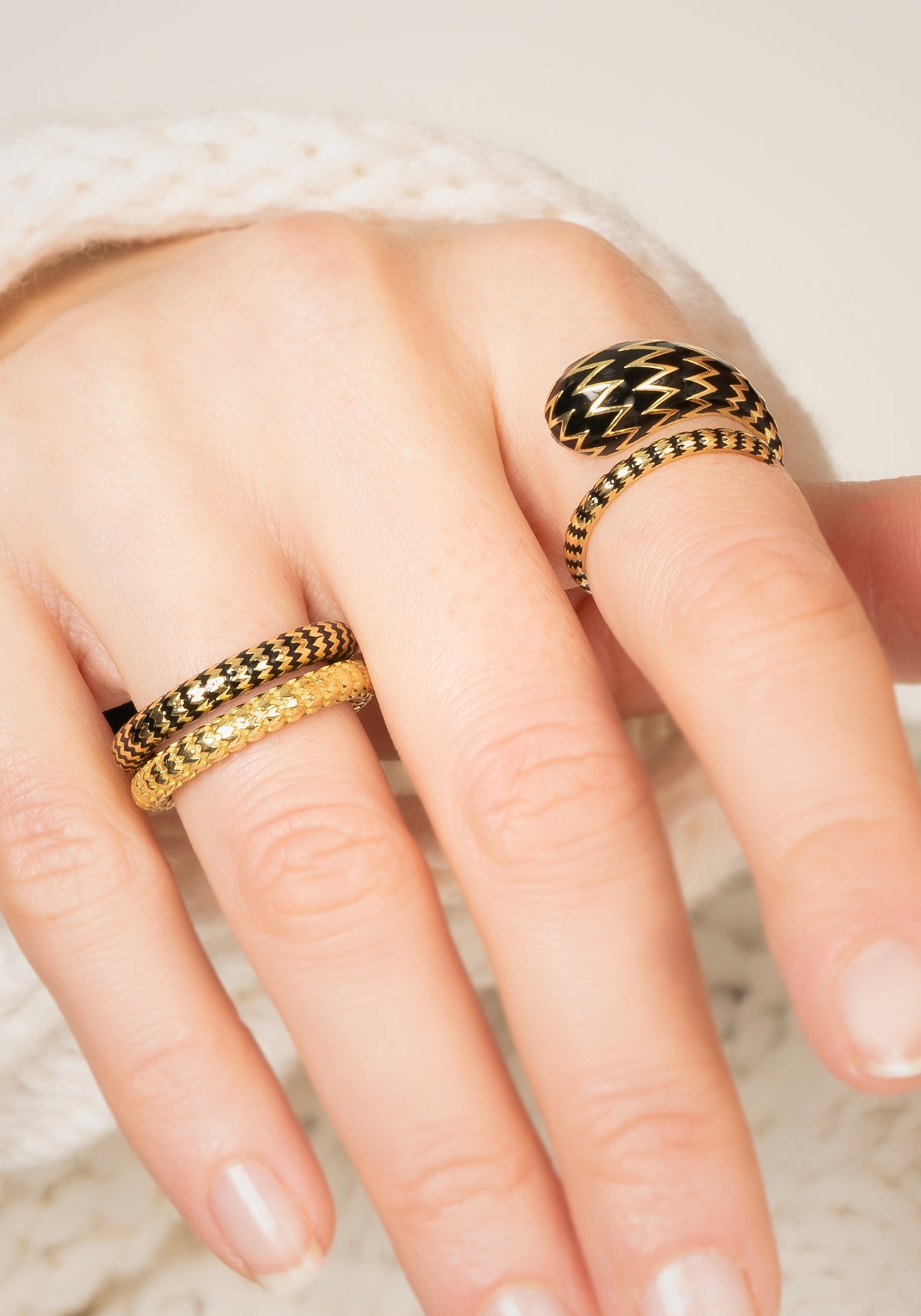 Baoli Flow Single Coil, 18K Yellow Gold + Black Enamel Ring